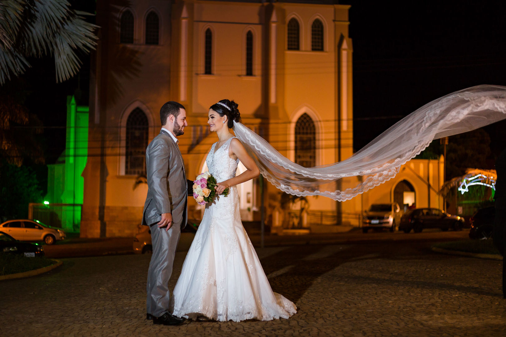 Realizando o sonho dos avós que não puderam presenciar a neta se casar.